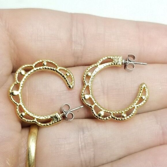 Vintage Scalloped Gold Tone Hoop Earrings, Nice Size 3/4 Inch, 80s 90s Estate - Picture 1 of 5